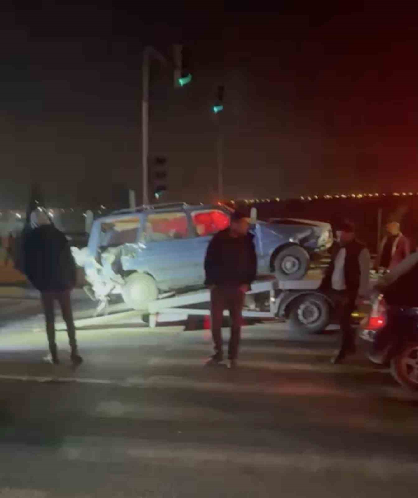 Ticari taksi kırmızı şıkta bekleyen ara&ccedil;lara &ccedil;arptı: 2 yaralı
