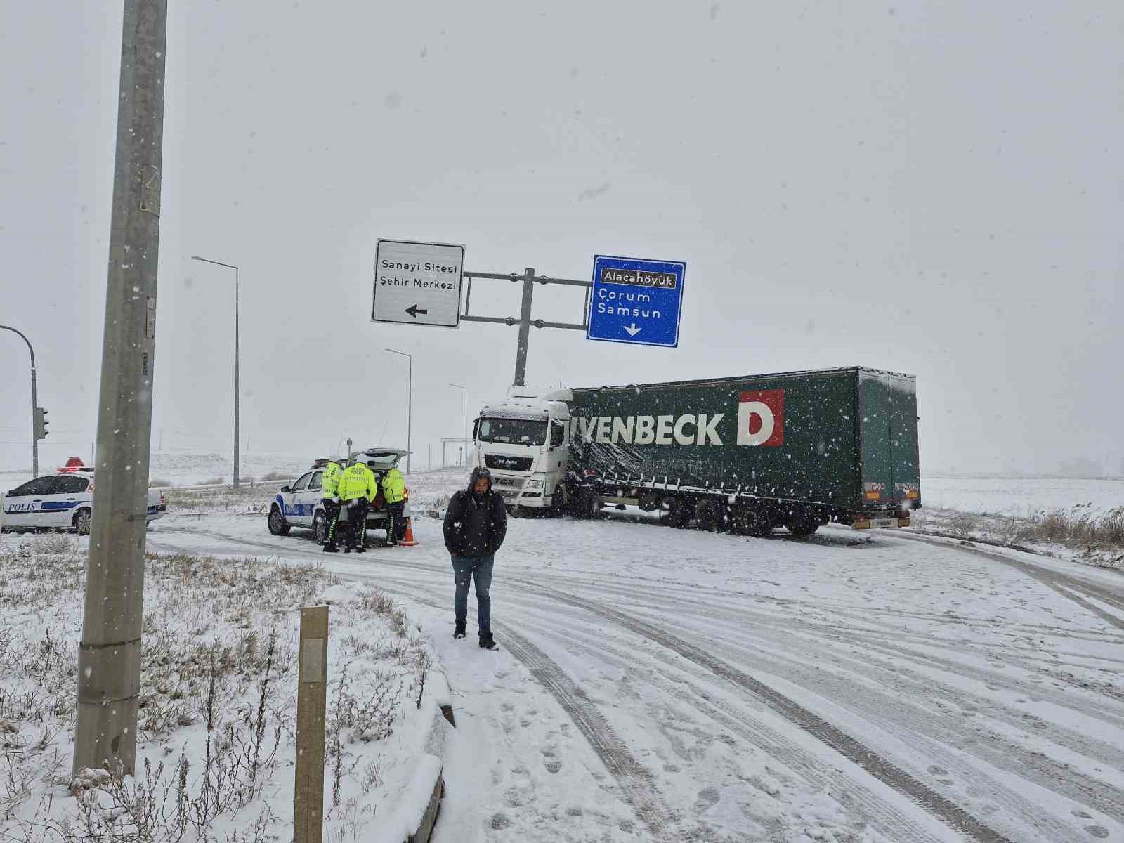 Çorum’da kar yağışı etkili olmaya başladı