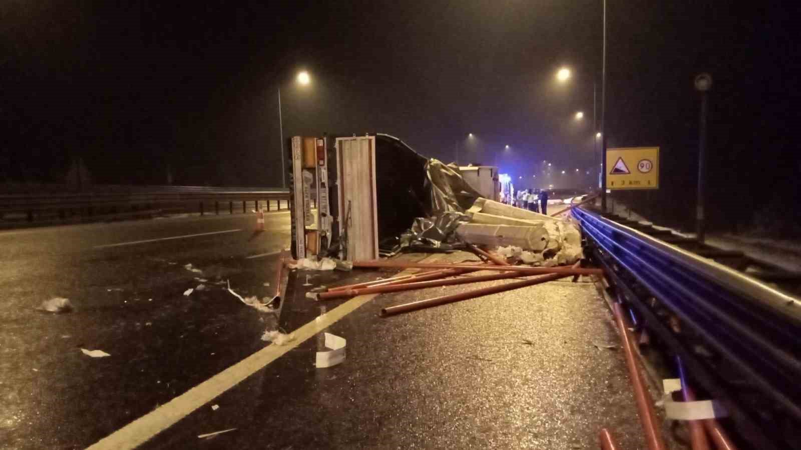 TEM’de devrilen tırın dorsesindeki malzemeler yola saçıldı
