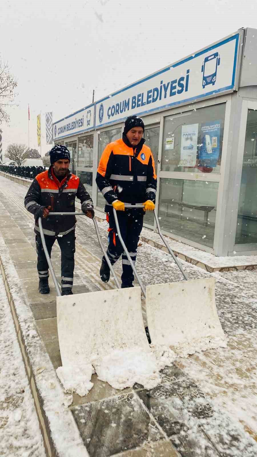 Çorum Belediyesi ekiplerinden kar mesaisi
