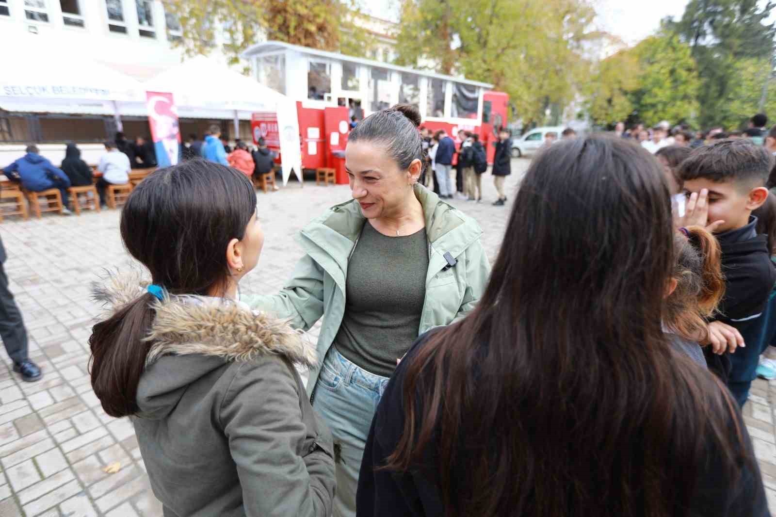 Selçuk Kent Lokantası Öğrenci Otobüsü büyük ilgi gördü
