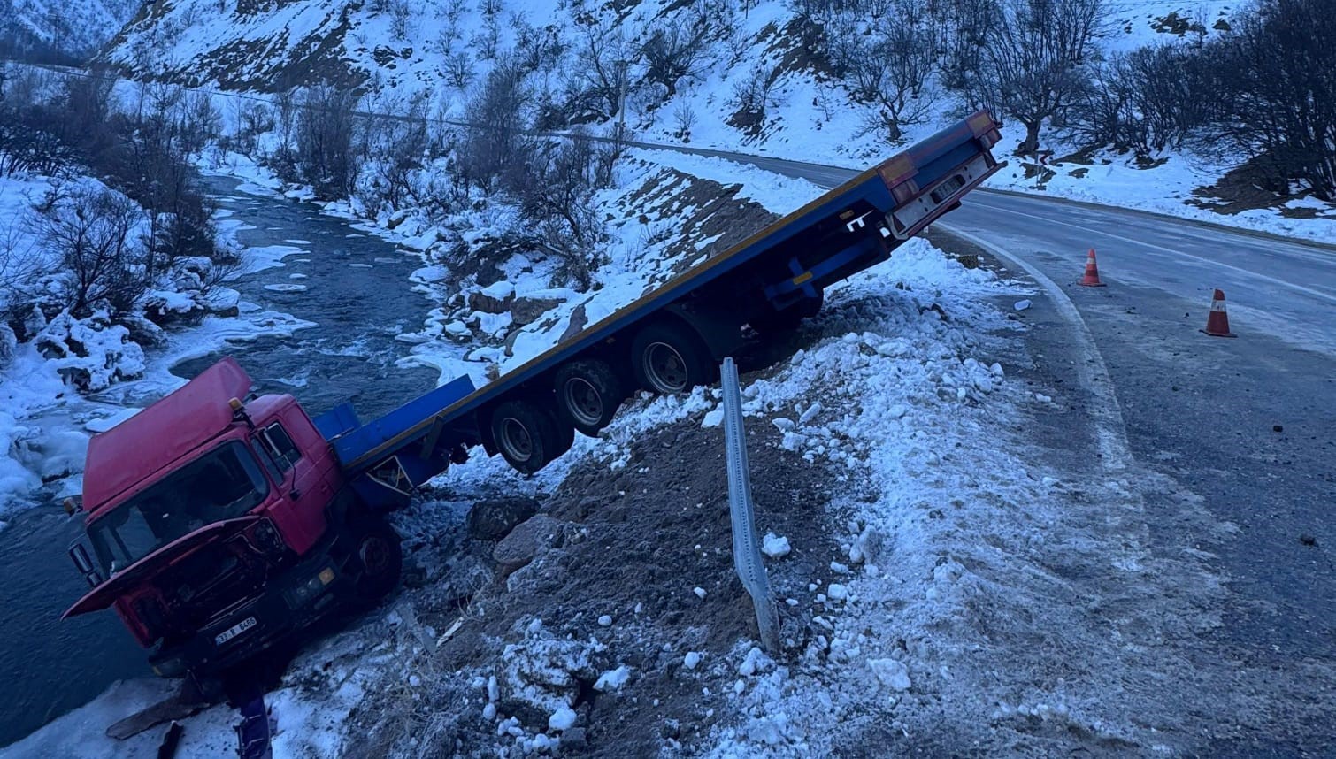 Tunceli’de tır dereye uçtu
