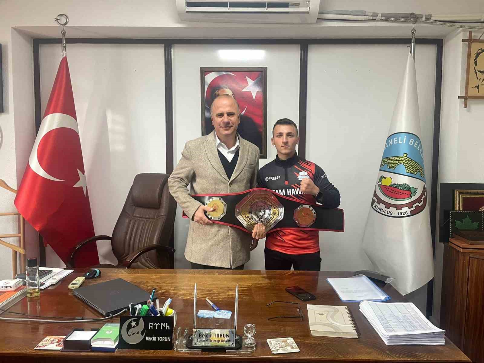 Bilecikli şampiyon dövüş sporcusu sevincini Başkan Torun ile paylaştı