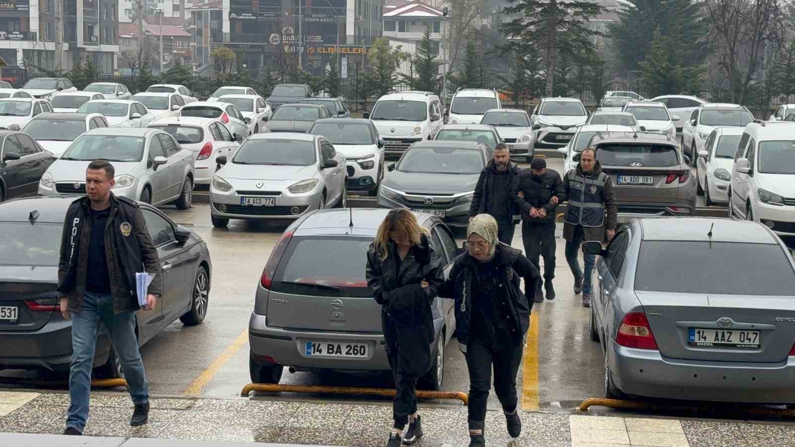 Yabancı uyruklu aileyi, &quot;Adınız terör örgütü ile ilişkilendirilmiş&quot; diyerek 500 bin lira dolandırdılar