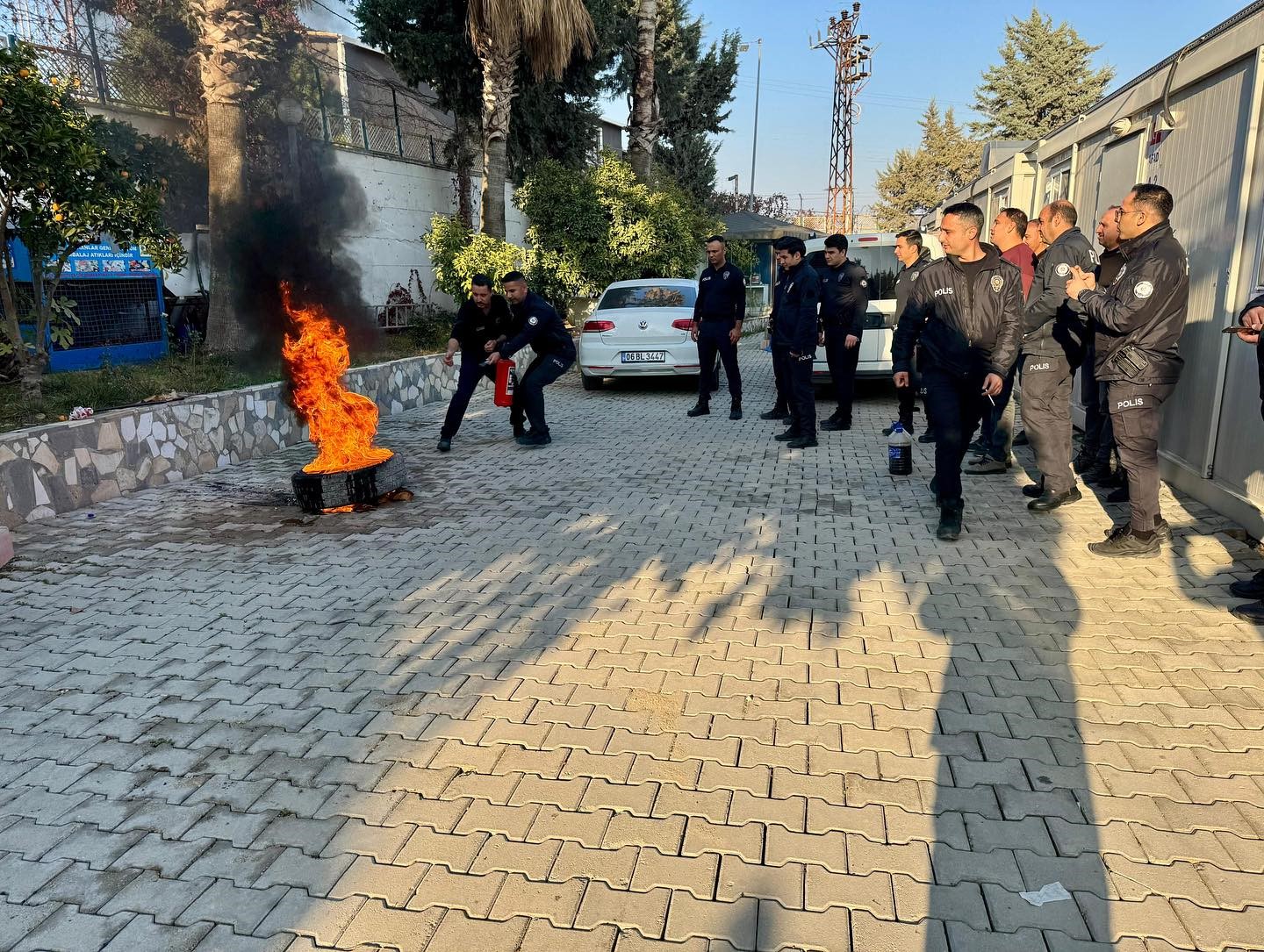 İtfaiye ekiplerinden polislere yangın eğitimi