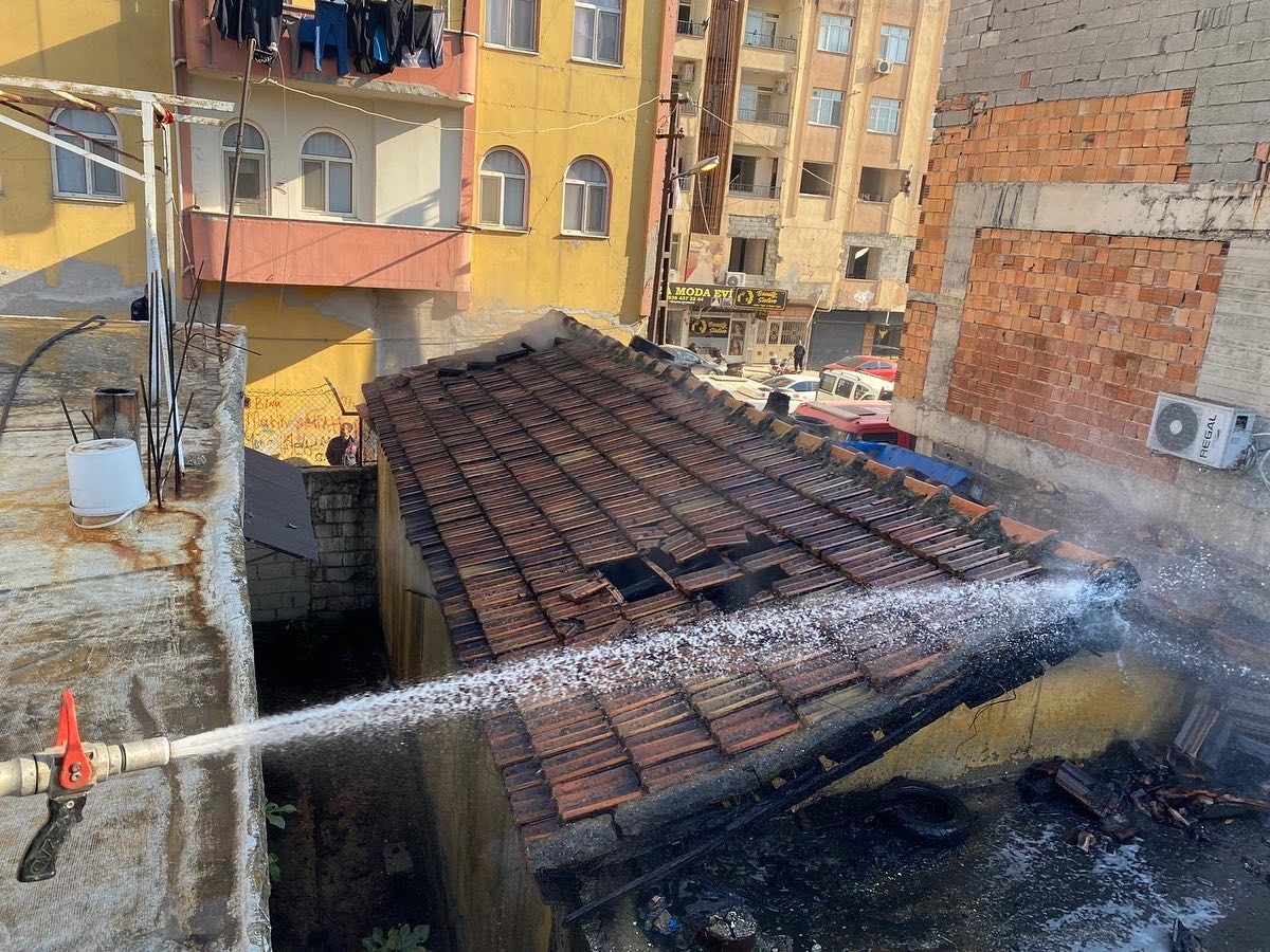 Kırıkhan’da metruk binada çıkan yangın söndürüldü