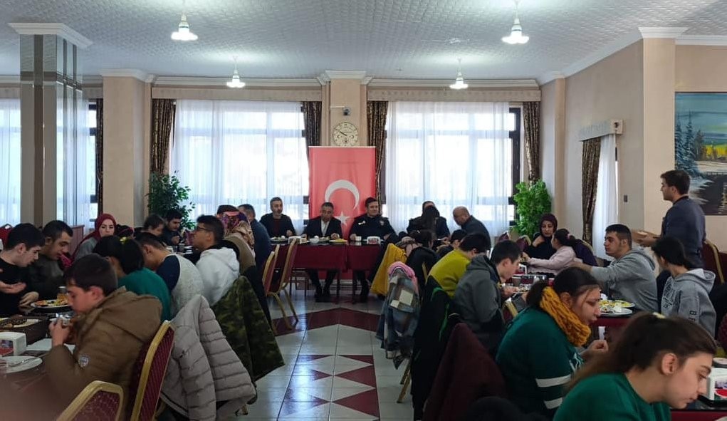 Bayburt’ta özel eğitim öğrencilerine kahvaltı programı düzenlendi