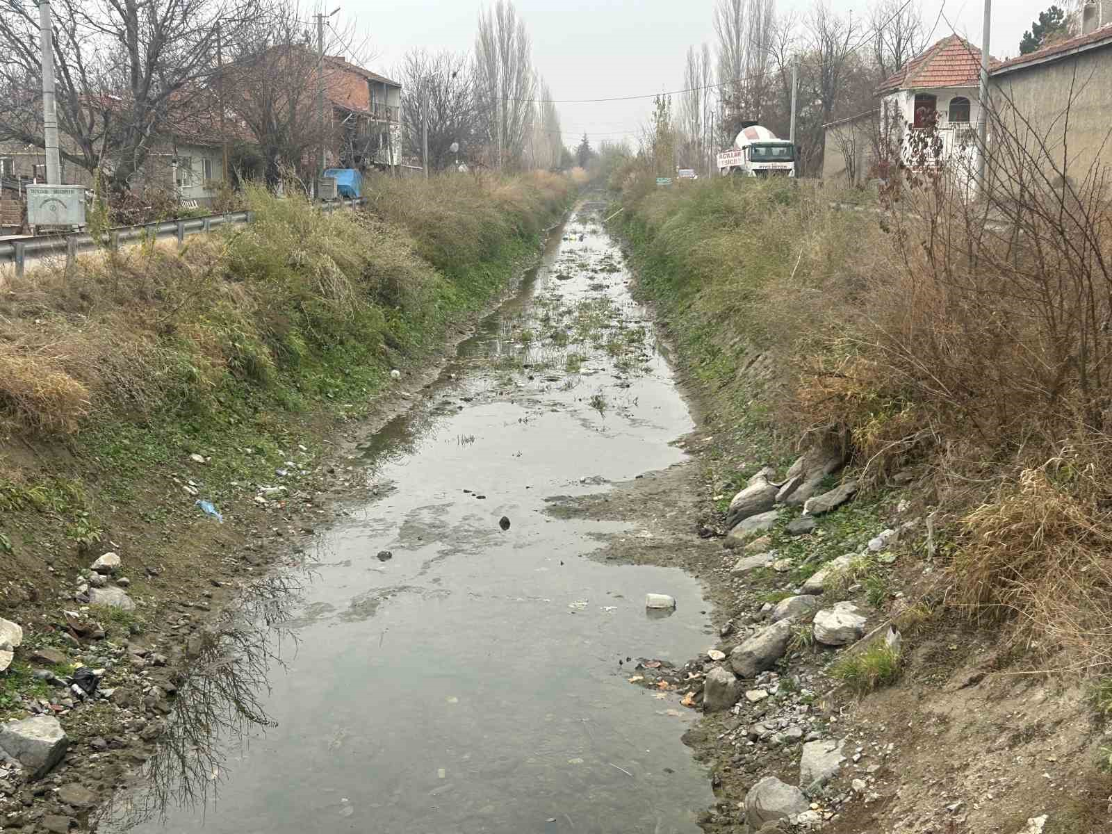 Yeşiltepe’te kanal çöplükten geçilmiyor