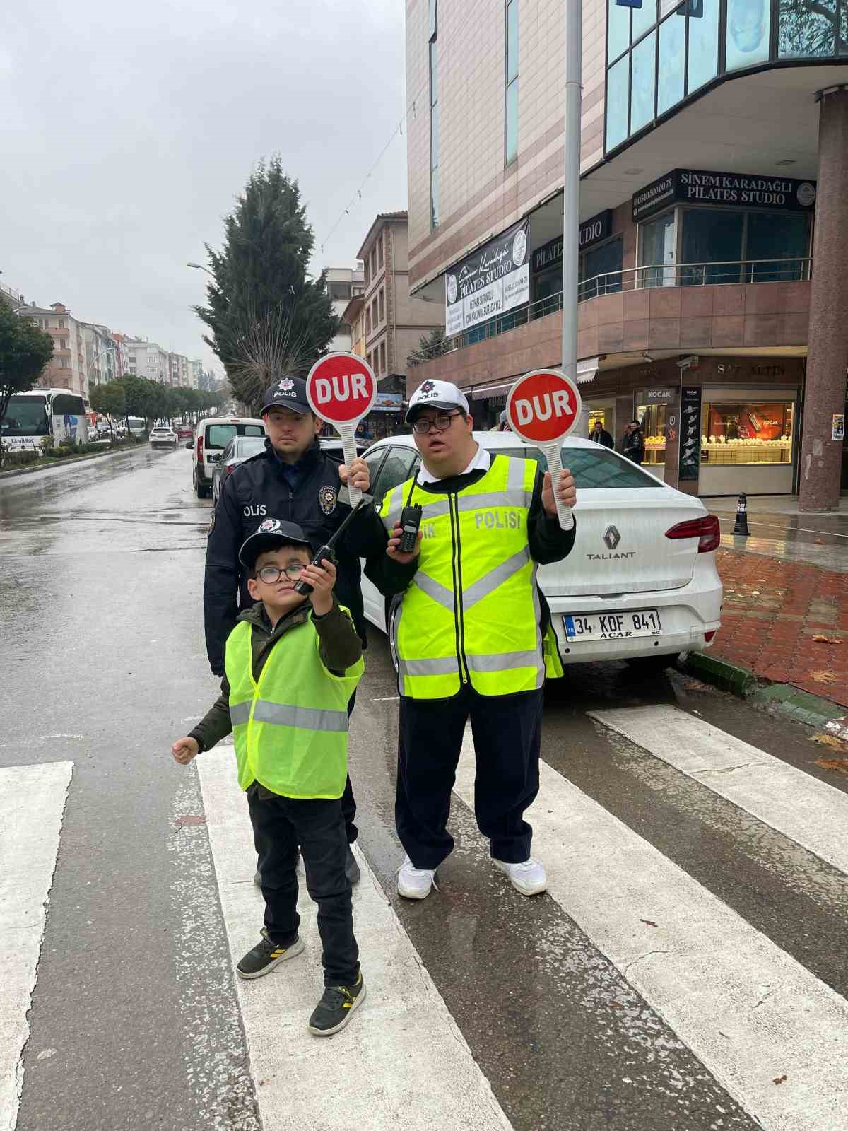 Engelli bireyler trafik polisi olmanın heyecanını yaşadı
