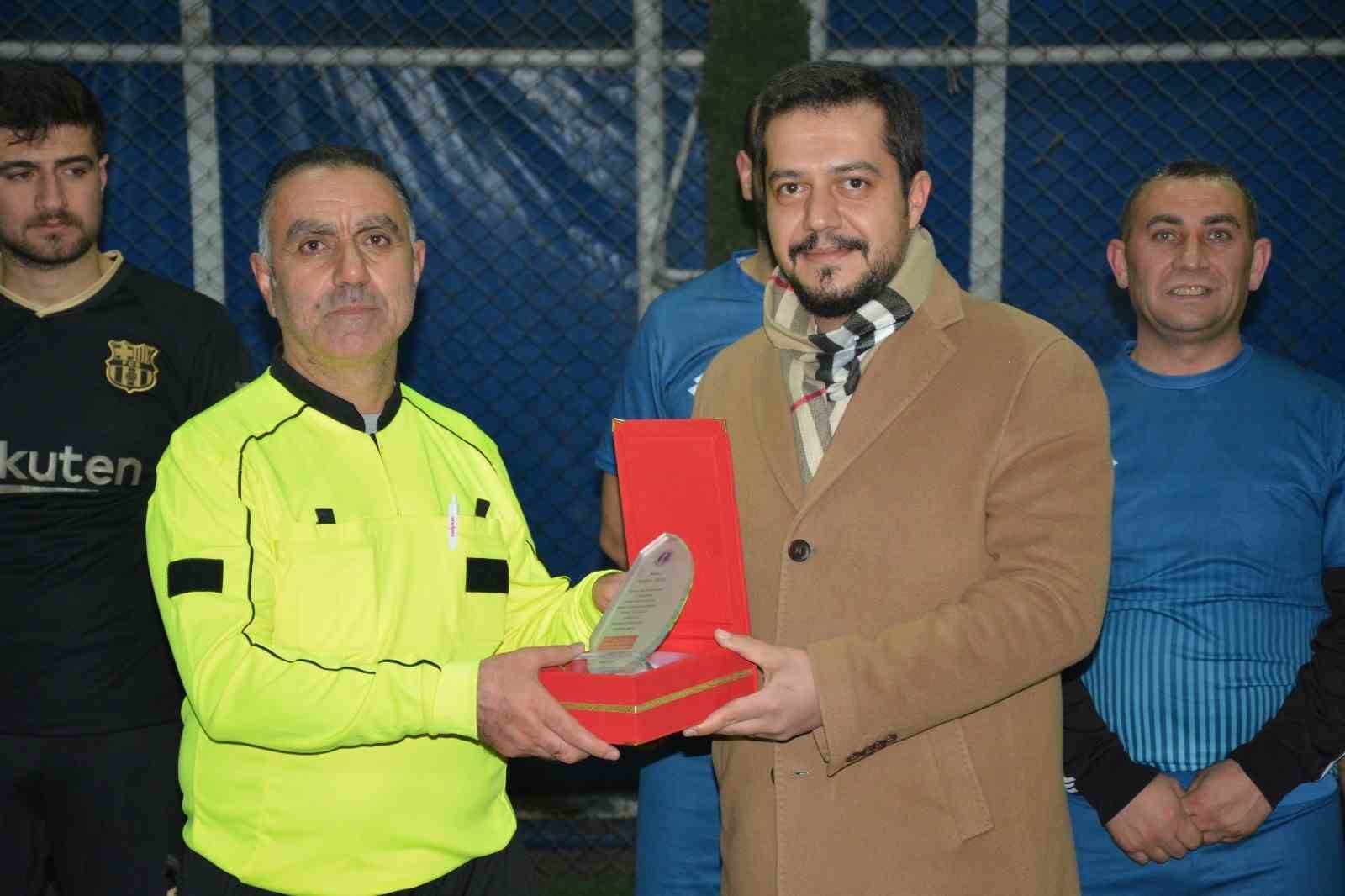 Tatvan’da futbol turnuvasının şampiyonu Eczane Sarf oldu