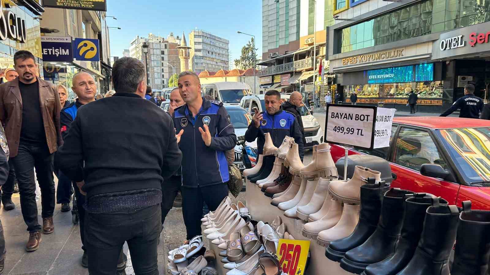 Adana’da zabıta ekiplerinden kaldırım işgaline yönelik denetim