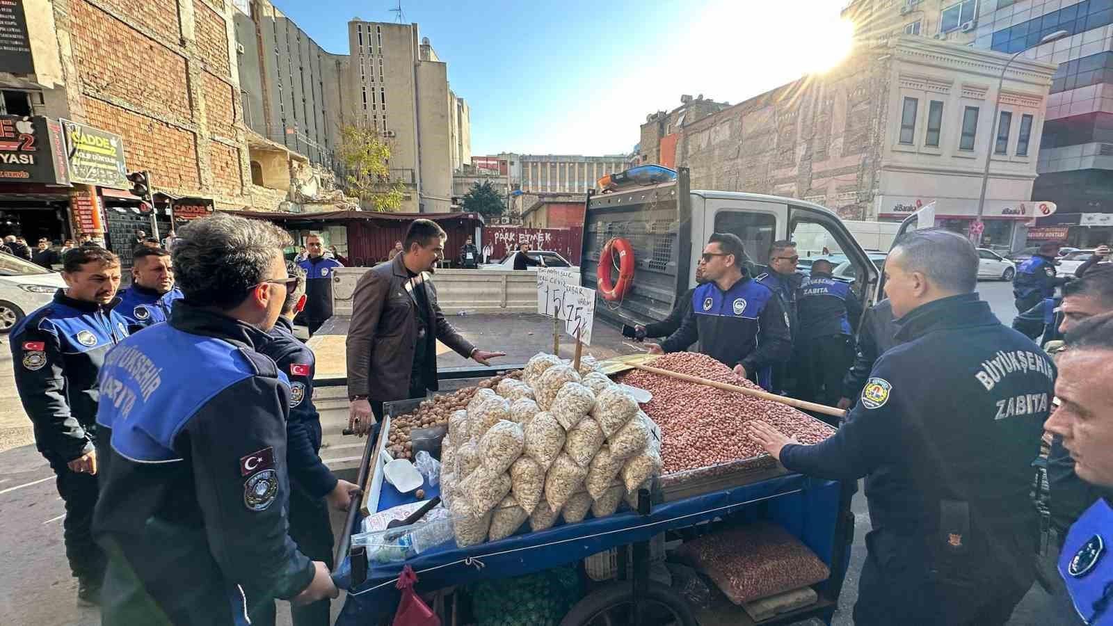 Adana’da zabıta ekiplerinden kaldırım işgaline yönelik denetim
