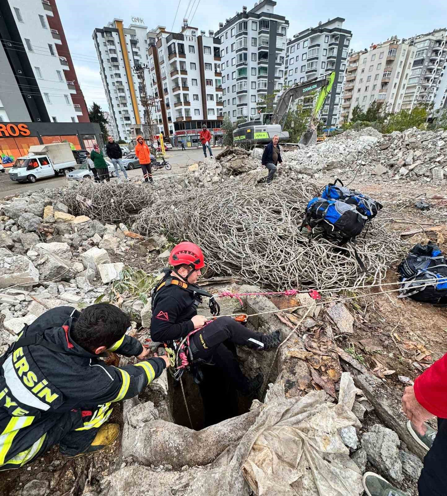 Mersin’de 12 metre derinlikteki su kuyusuna düşen şahsı itfaiye kurtardı
