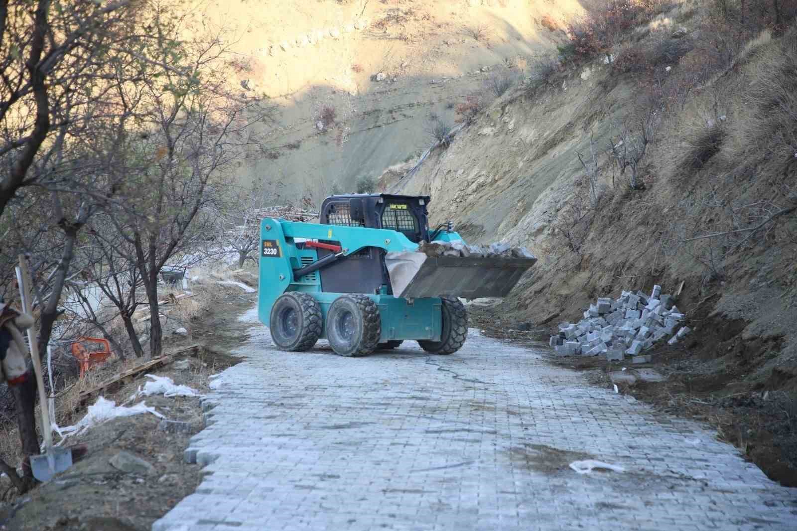 Dulkadiroğlu Belediyesi’nden kırsal mahallelere kilit parke hizmeti
