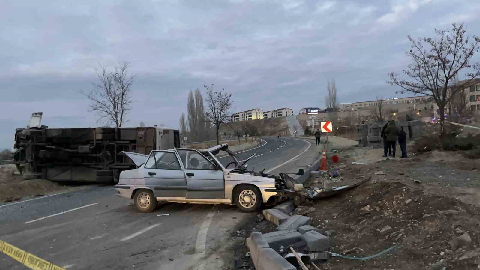 Nevşehir’de otomobille çarpışan öğrenci servisi devrildi: 24 yaralı
