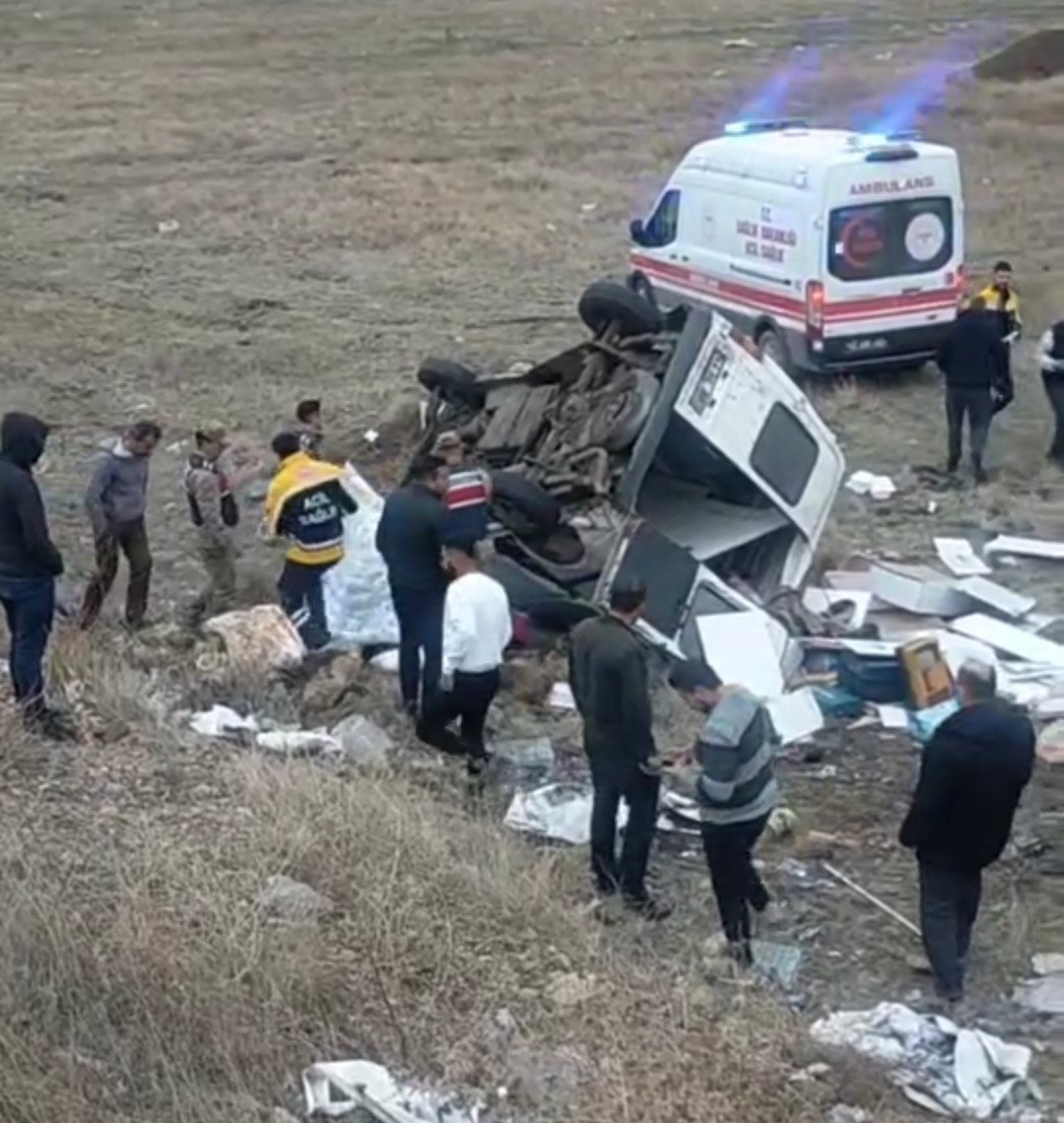 Kontrolden çıkan minibüs şarampole uçtu: 1 ölü, 3 yaralı