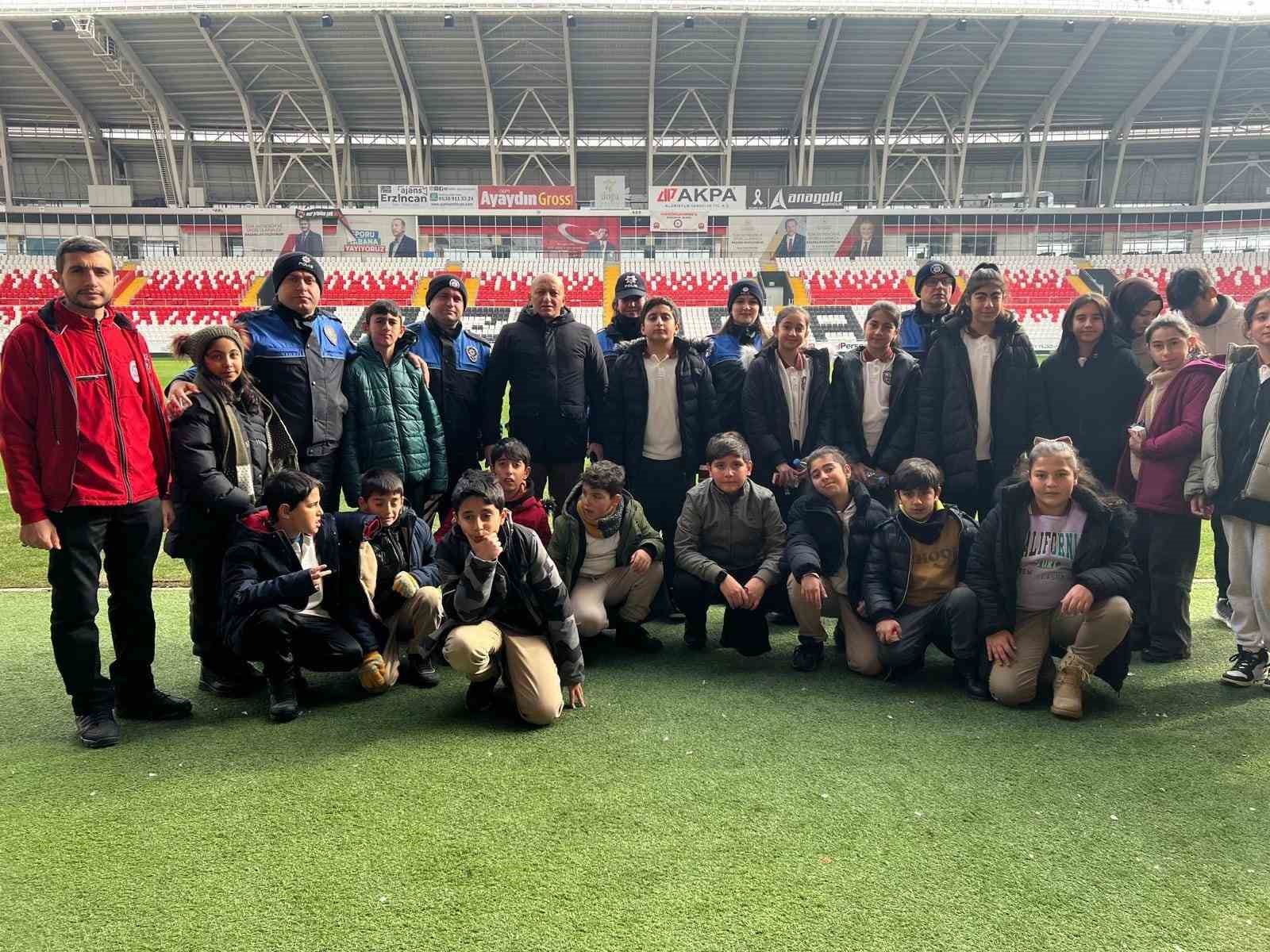 Minik adımlar polis ile beraber teknolojinin peşinde