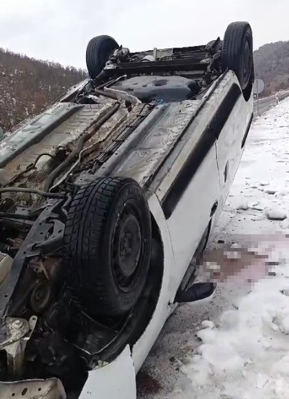 Kayganlaşan yolda kontrolden &ccedil;ıkan ara&ccedil; ters d&ouml;nd&uuml;: 1 ağır yaralı
