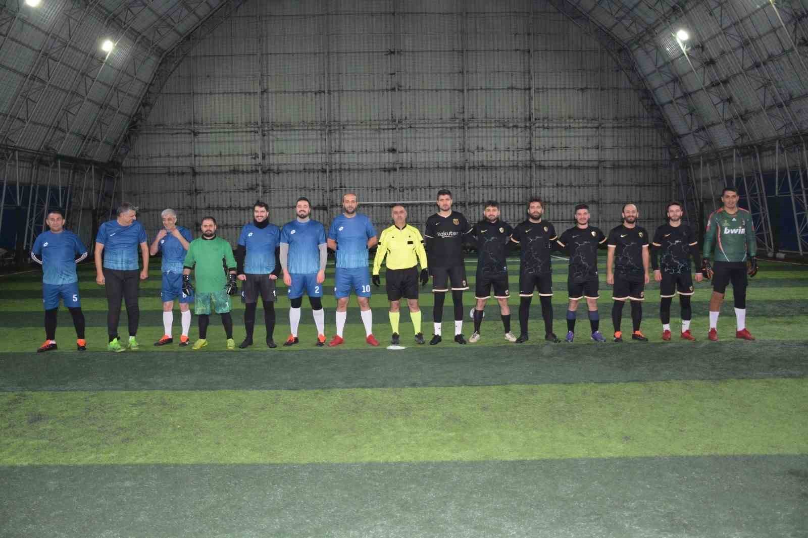 Tatvan&rsquo;da futbol turnuvasının şampiyonu Eczane Sarf oldu
