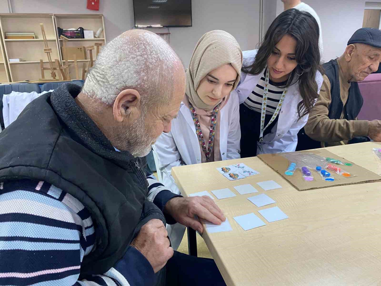 Huzurevindeki yaşlılar sosyal aktivitelerle vakit geçiriyor