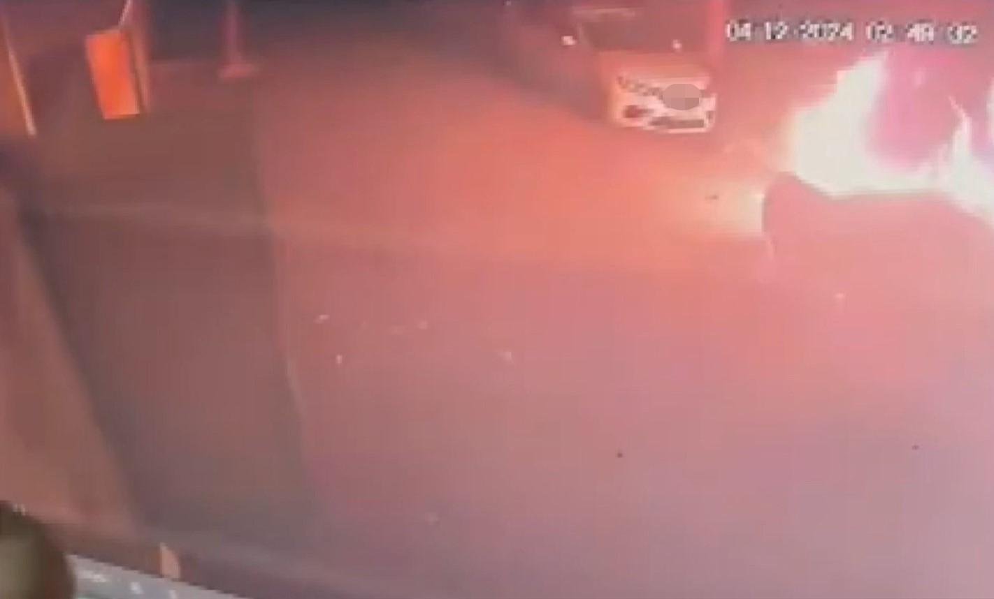 Şanlıurfa’da park halindeki otomobilin kundaklanma anı kamerada