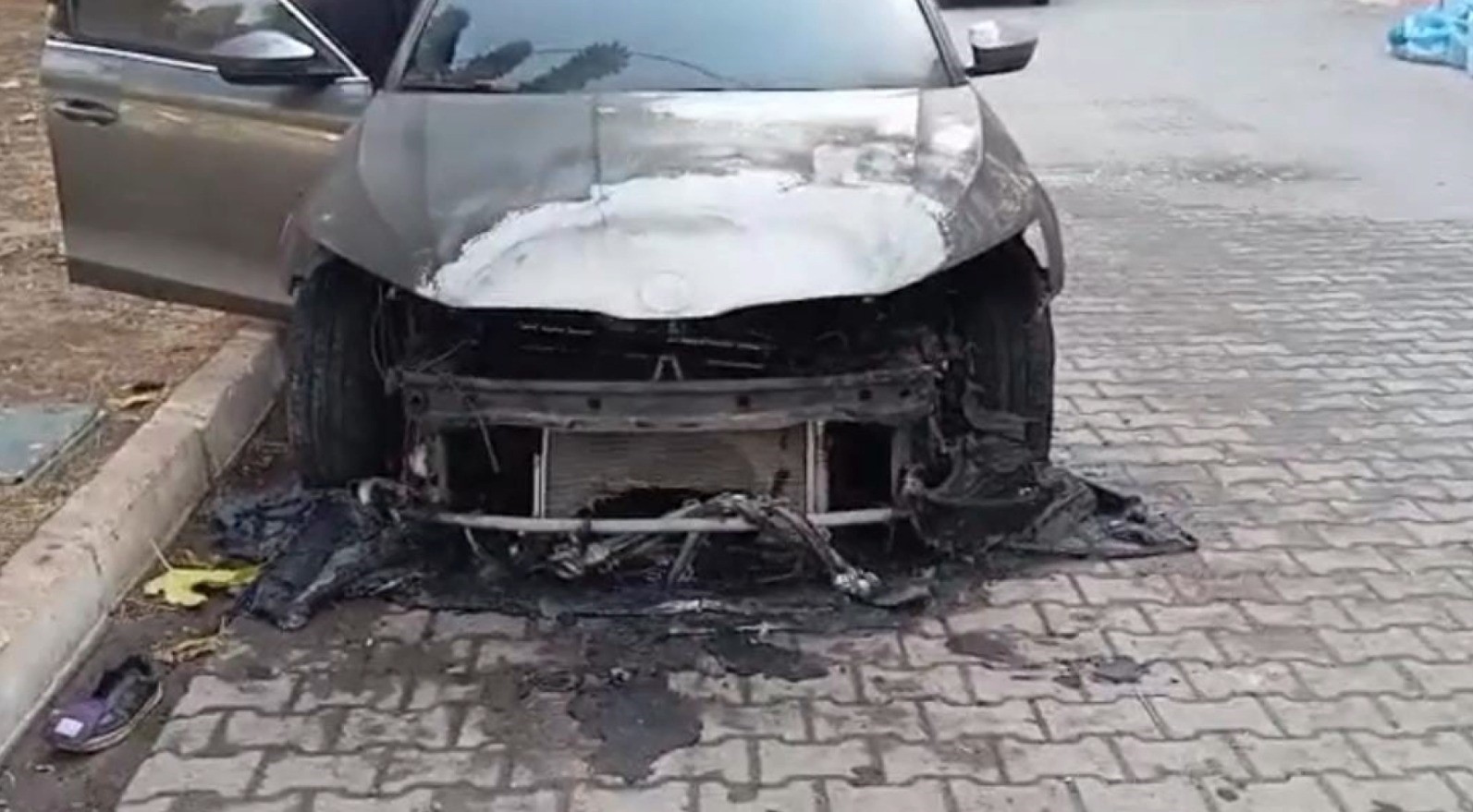 Şanlıurfa’da park halindeki otomobilin kundaklanma anı kamerada