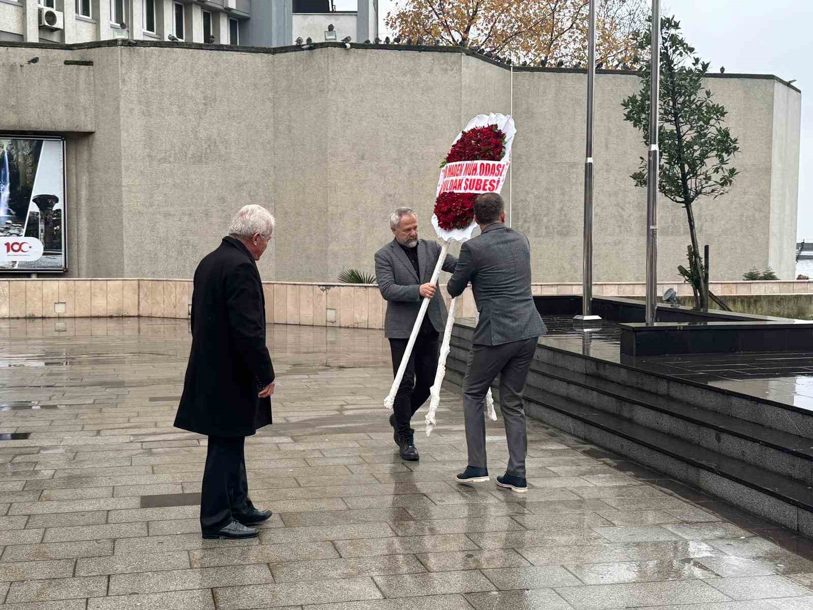 Zonguldak&rsquo;ta Madenciler G&uuml;n&uuml; dolayısıyla Valilik &ouml;n&uuml;nde t&ouml;ren d&uuml;zenlendi
