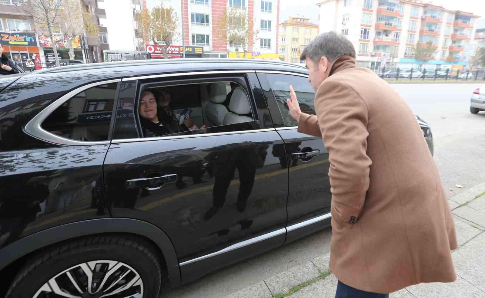 Vali, engelli Ayşenur’a makam aracını tahsis etti