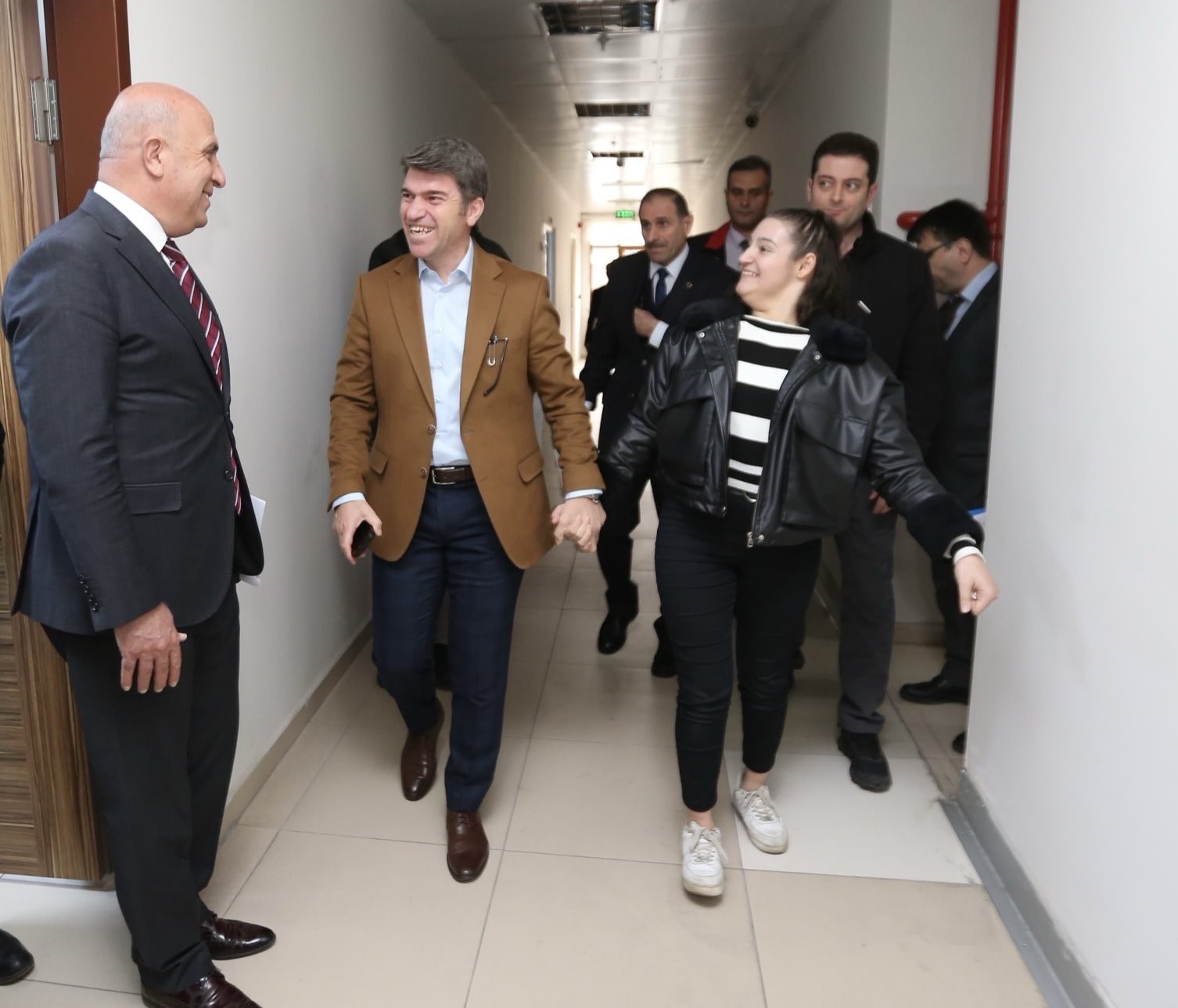 Vali, engelli Ayşenur’a makam aracını tahsis etti
