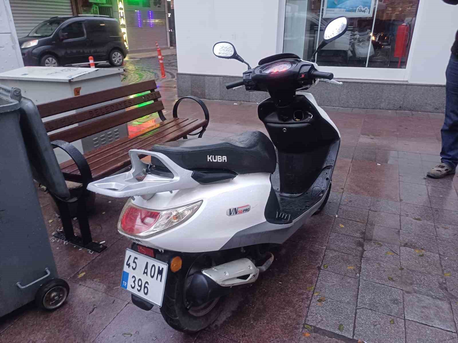 Manisa&rsquo;da park halindeki motosiklet &ccedil;alıntı &ccedil;ıktı
