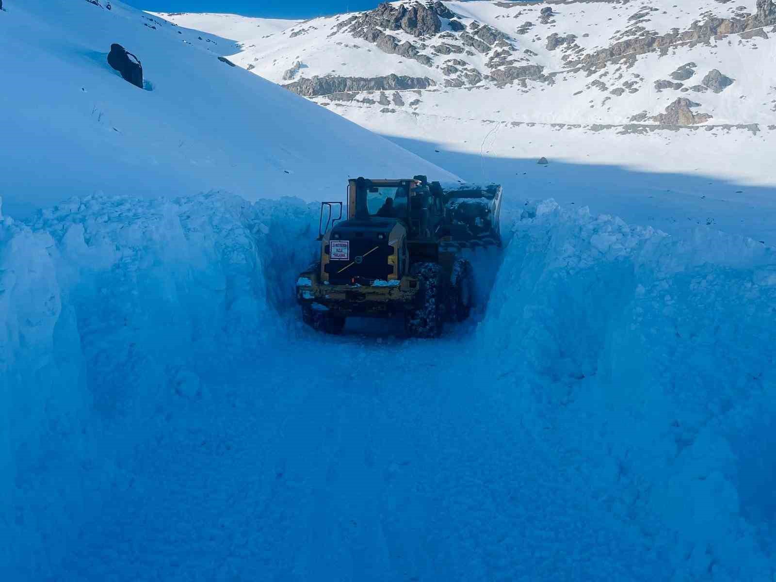 Hakkari&rsquo;de karla m&uuml;cadele &ccedil;alışması

