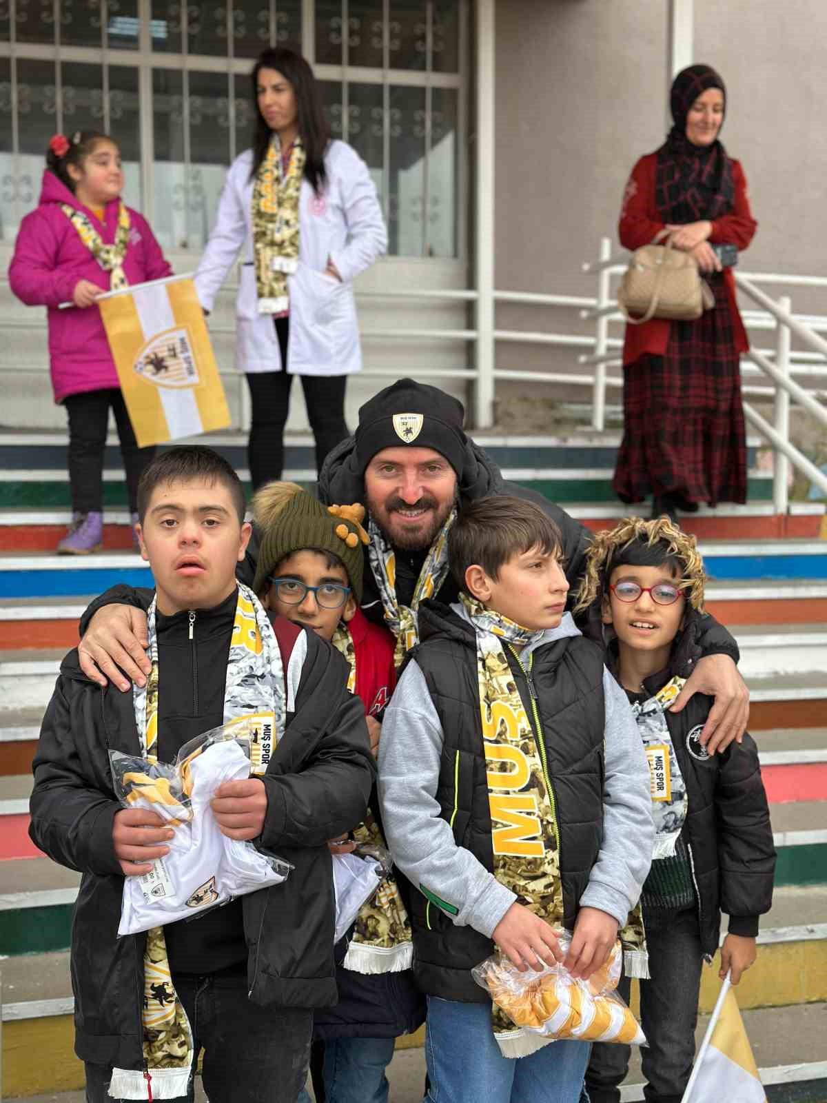 Muşspor Kul&uuml;b&uuml; galibiyetini &ouml;zel &ccedil;ocuklarla kutladı
