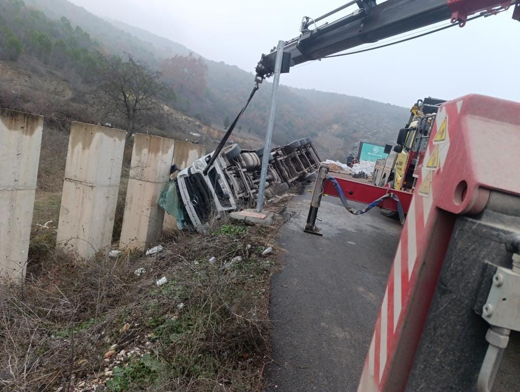 Şarampole devrilen tırda yüklü talaşlar yola saçıldı