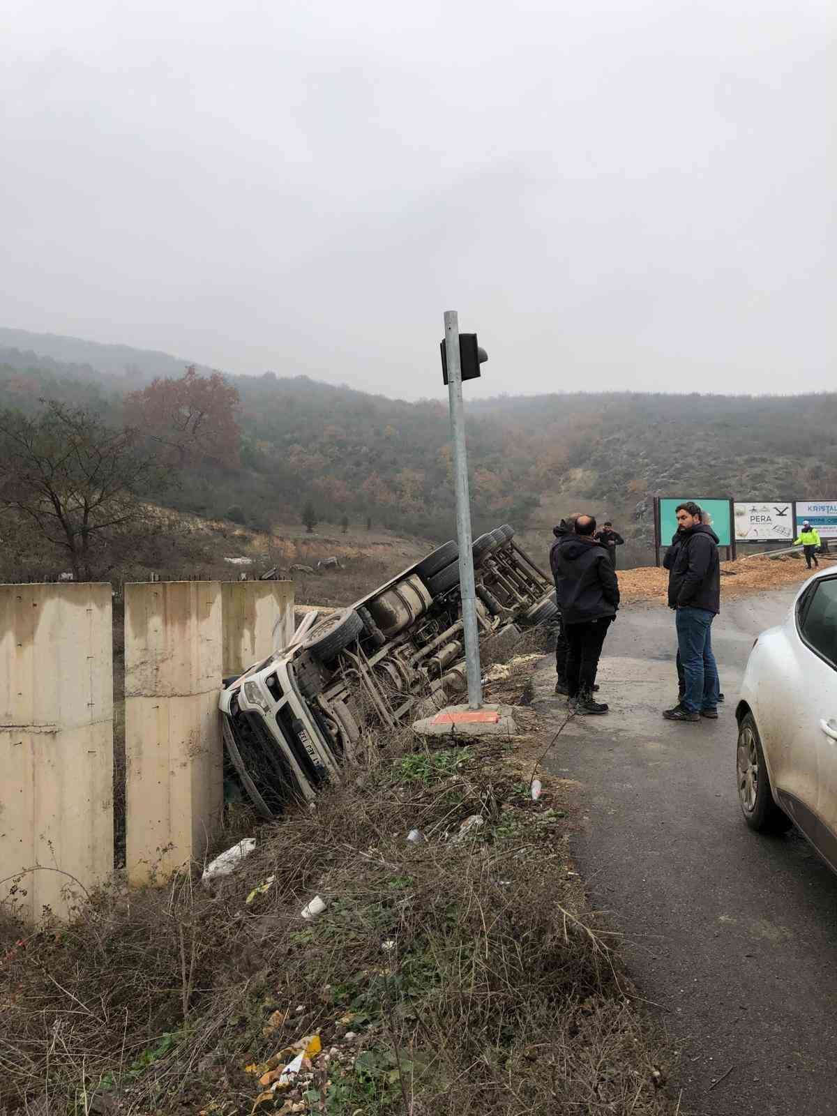 Şarampole devrilen tırda yüklü talaşlar yola saçıldı
