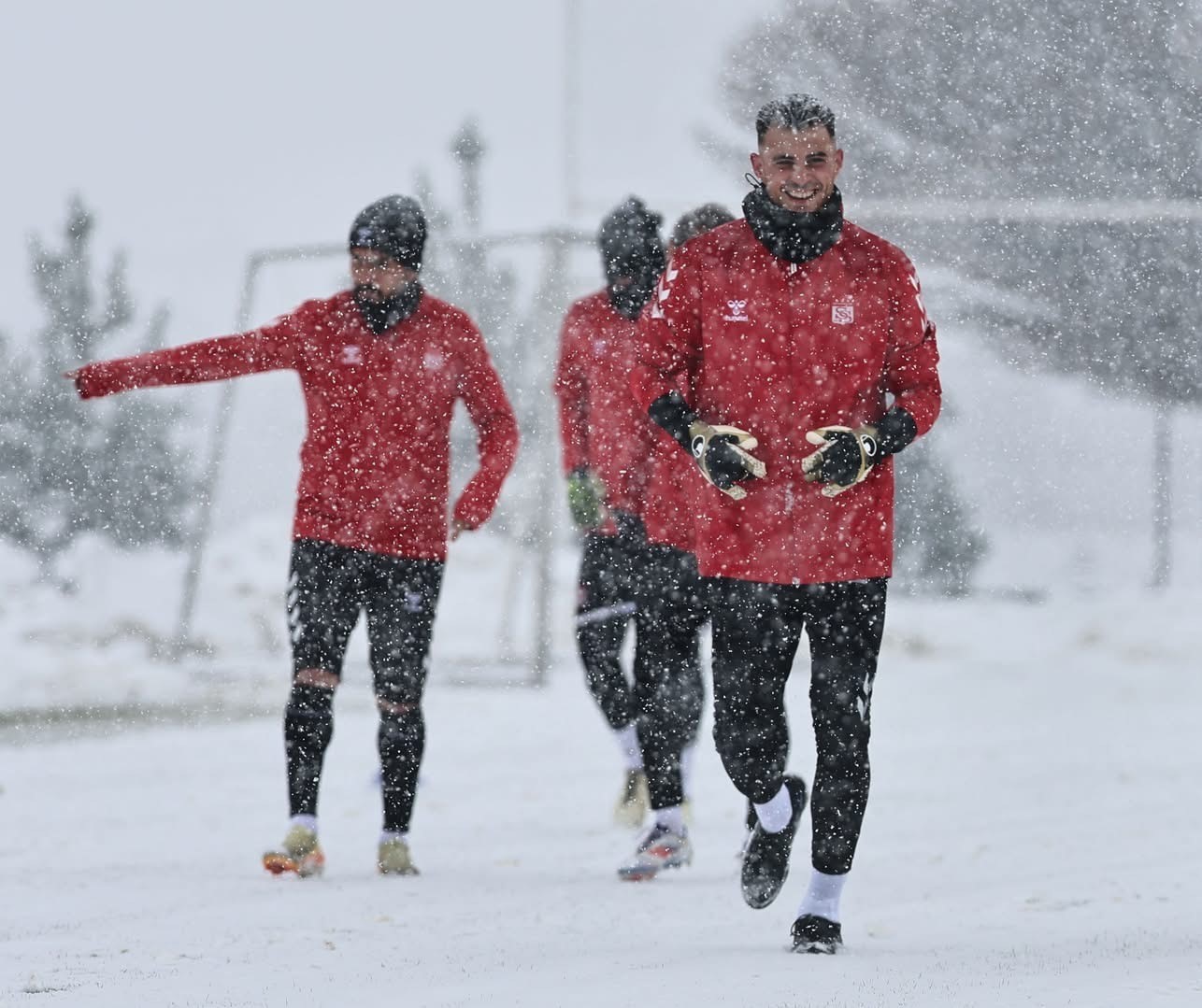 Sivasspor, yoğun kar altında çalıştı
