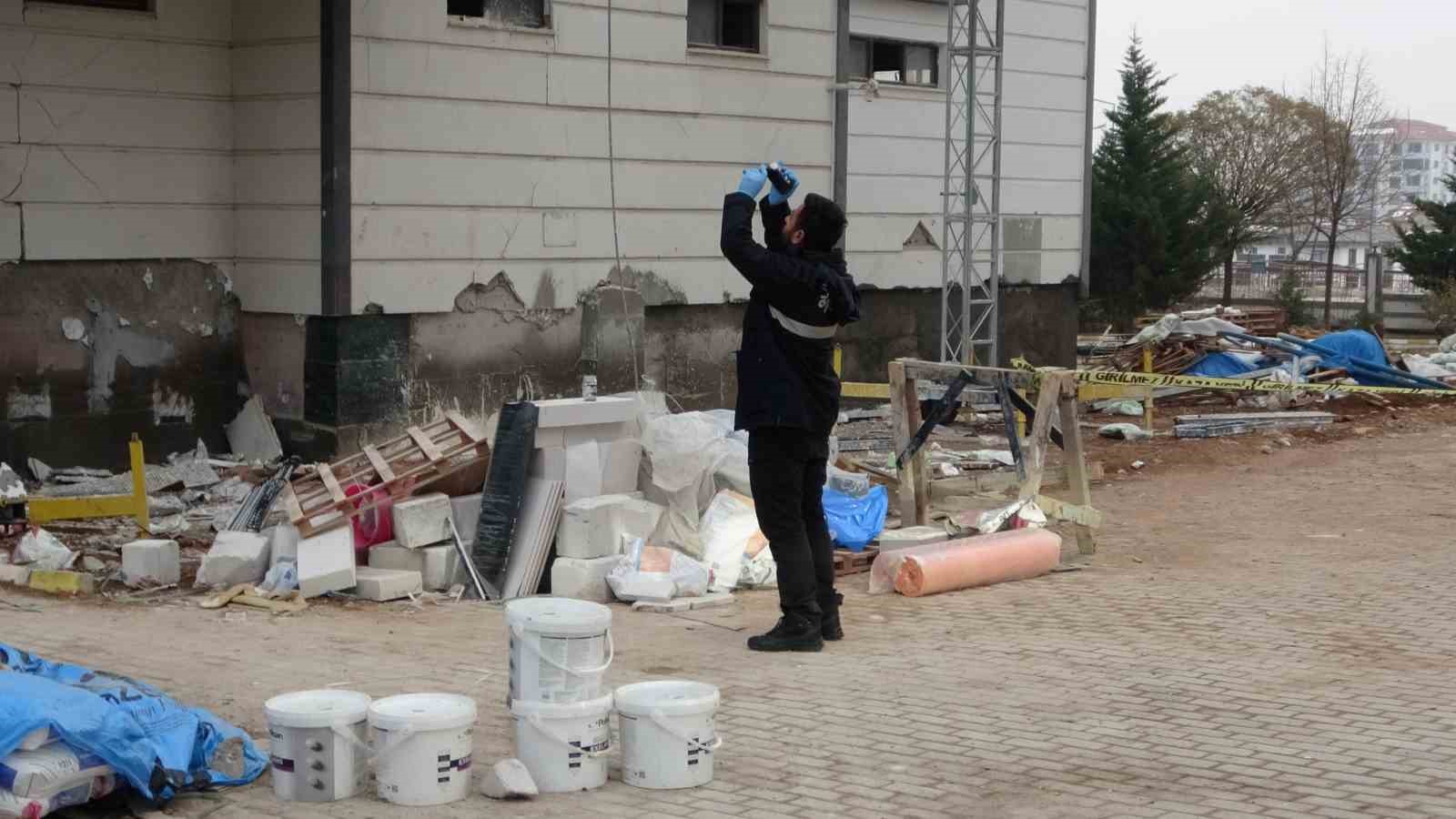 Malatya&rsquo;da iskeleden d&uuml;şen 3 iş&ccedil;i ağır yaralandı
