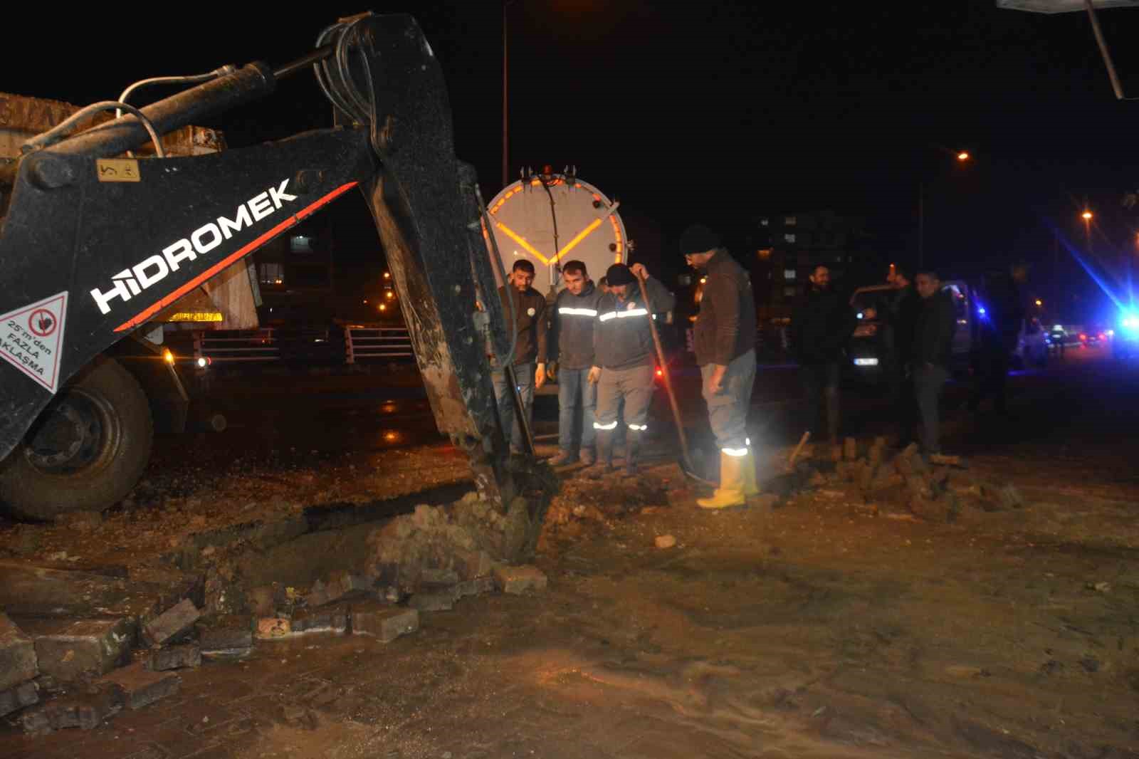 Ordu’da şebeke suyu patladı, asfalt yarıldı
