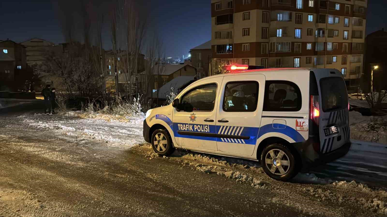 Buzlu yolda kayan otomobil evin bahçesine düştü: 1 yaralı
