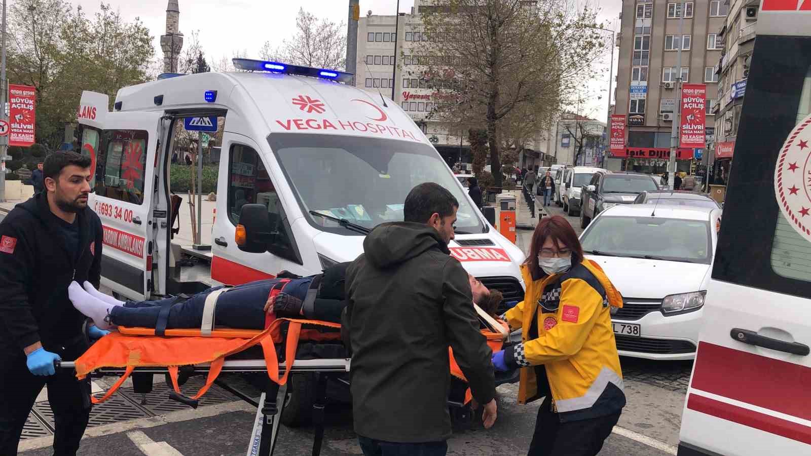 Motosikletin yaya ge&ccedil;idinde yayaya &ccedil;arptığı anlar kamerada: 2 yaralı
