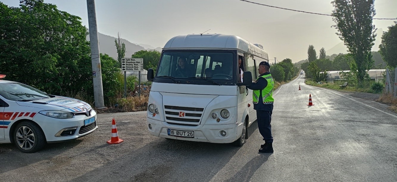 Uşak’ta polis ve jandarmadan okul çevreleri ve servislere sıkı denetim