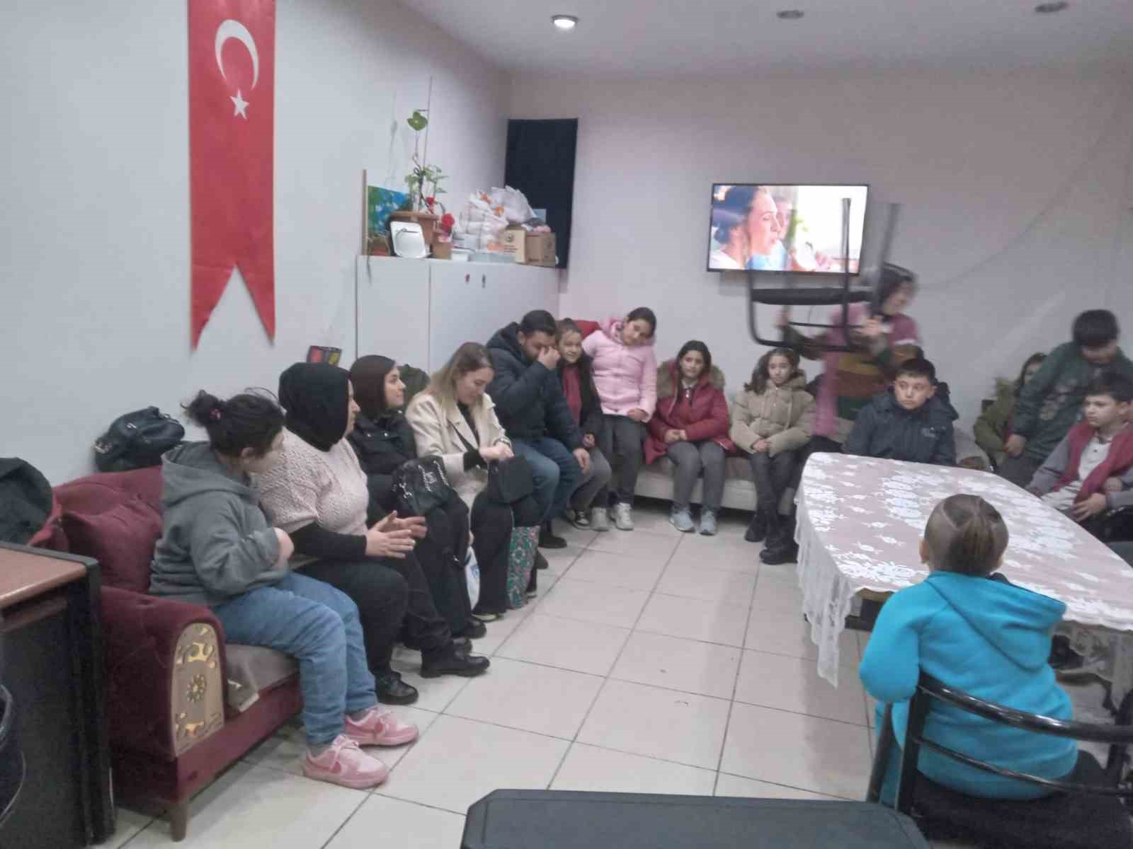 Ortaokul &ouml;ğrencileri engelliler i&ccedil;in 6 &ccedil;uval plastik kapak topladı
