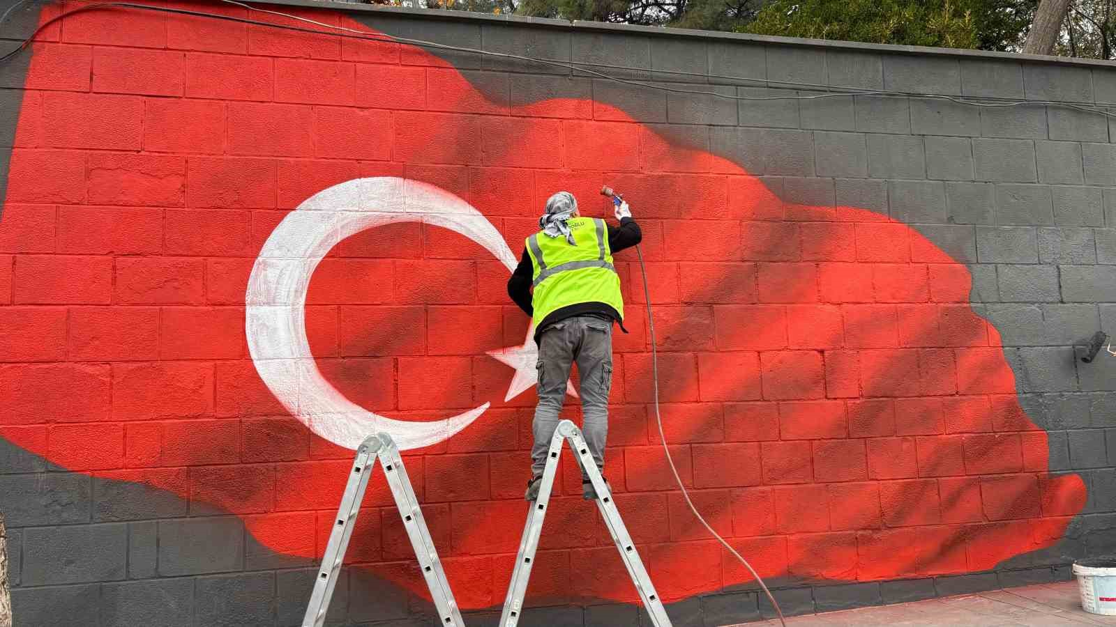 Dulkadiroğlu Belediyesi’nden duvar yazıları yerine Türk Bayrağı
