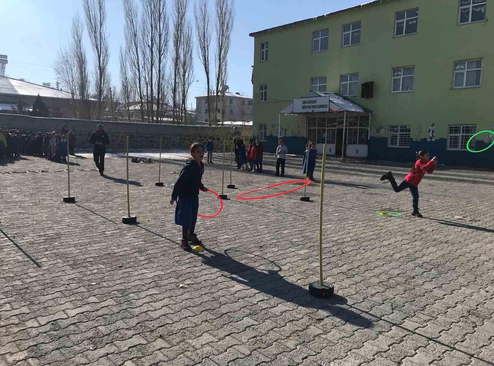 Gönüllü gençler öğrencilerle oyun oynadılar
