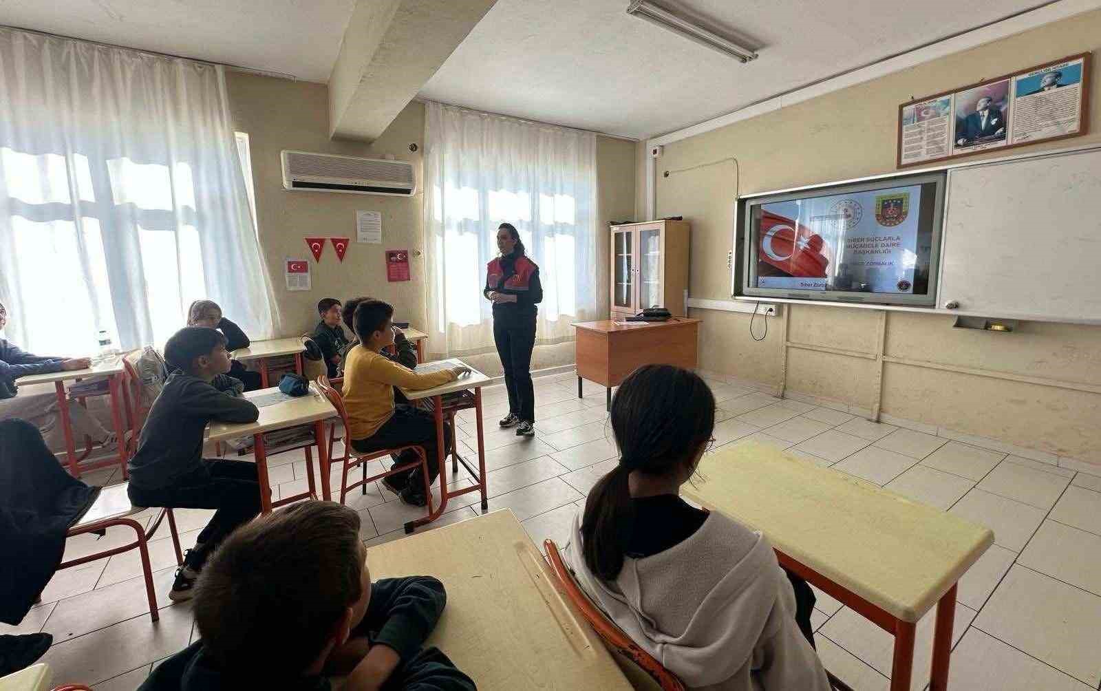 Jandarmanın öğrencilere yönelik siber farkındalık eğitimleri sürüyor
