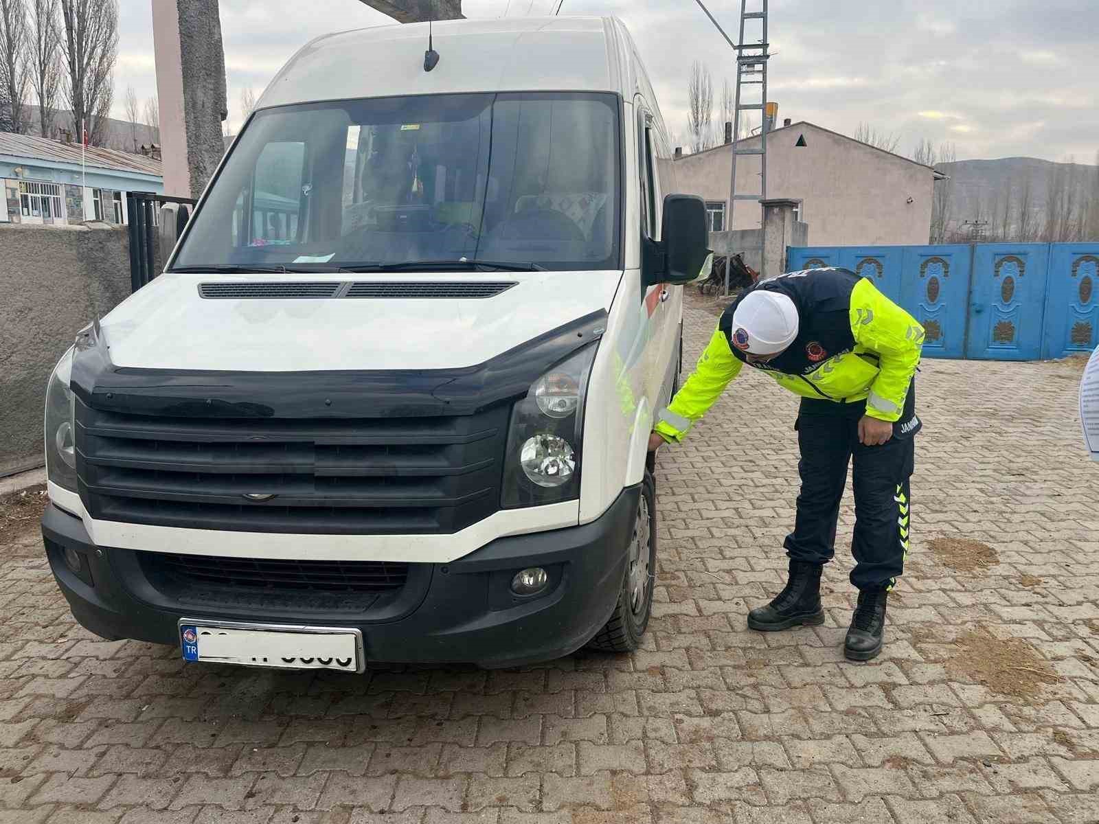 Kars&rsquo;ta jandarma okul servislerini denetledi
