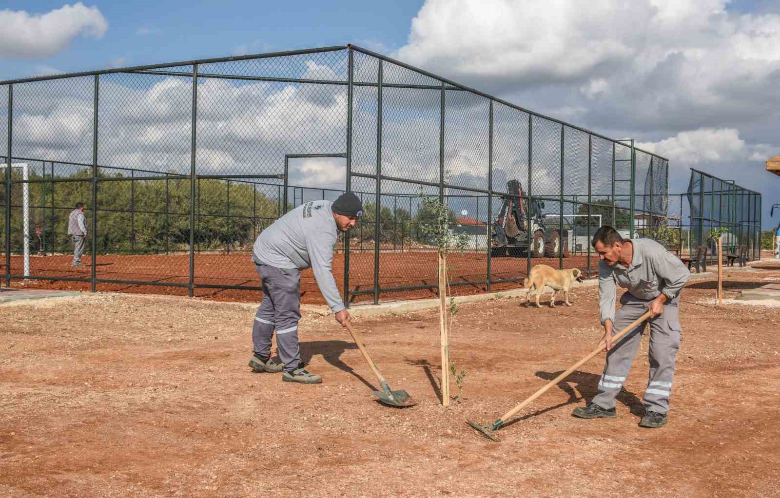 Futbolu toz toprak içinde değil, soyunma odalı çim sahada oynayacaklar
