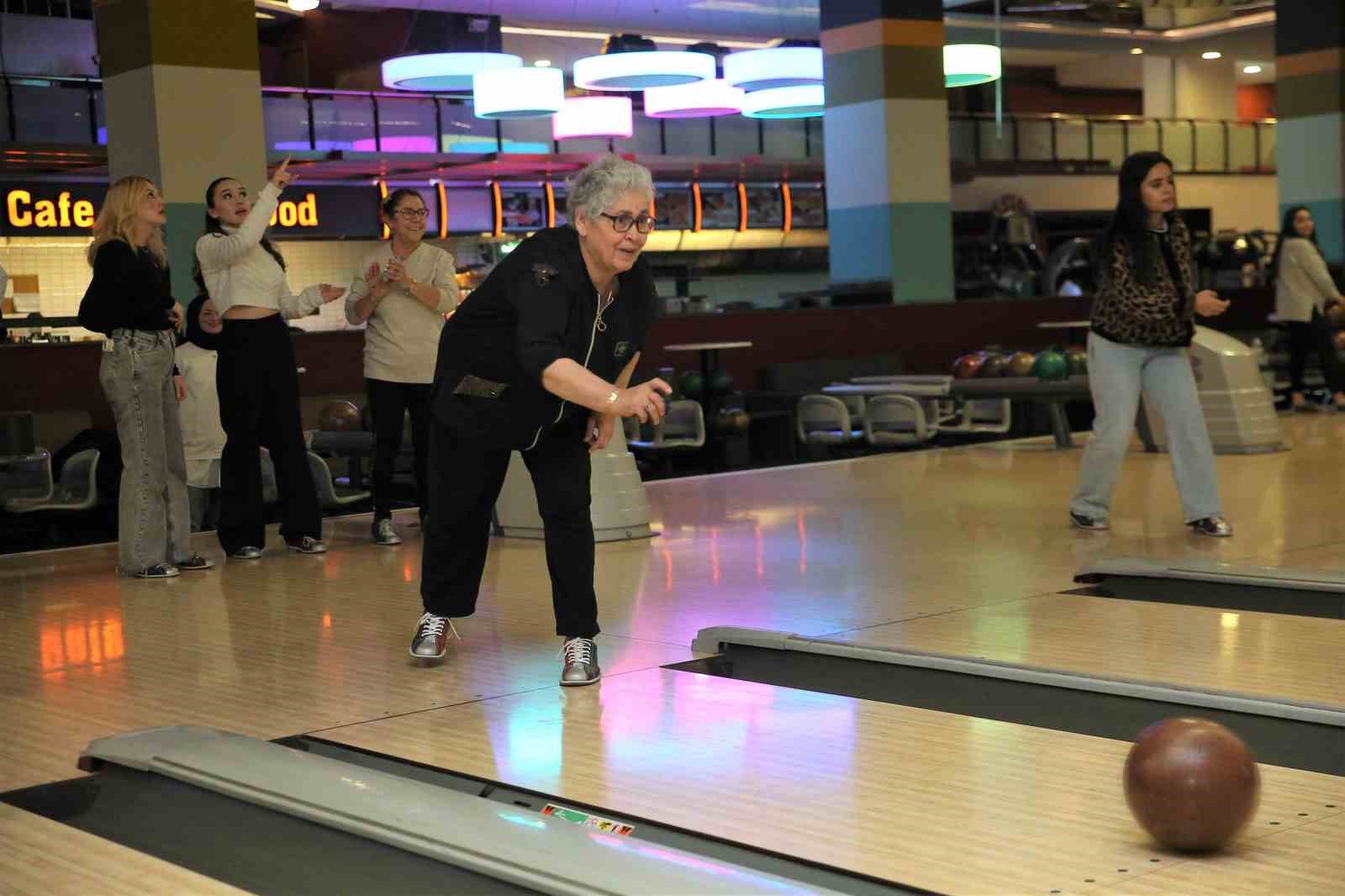 Huzurevi sakinleri bowling ile eğlendi
