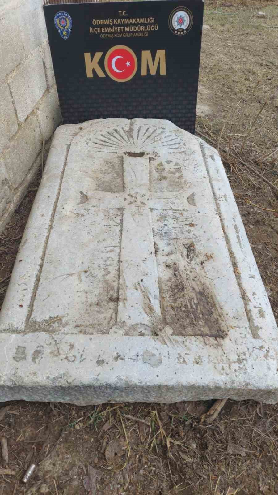 Ödemiş’te Bizans dönemi hac işaretli kilise levhası ele geçirildi
