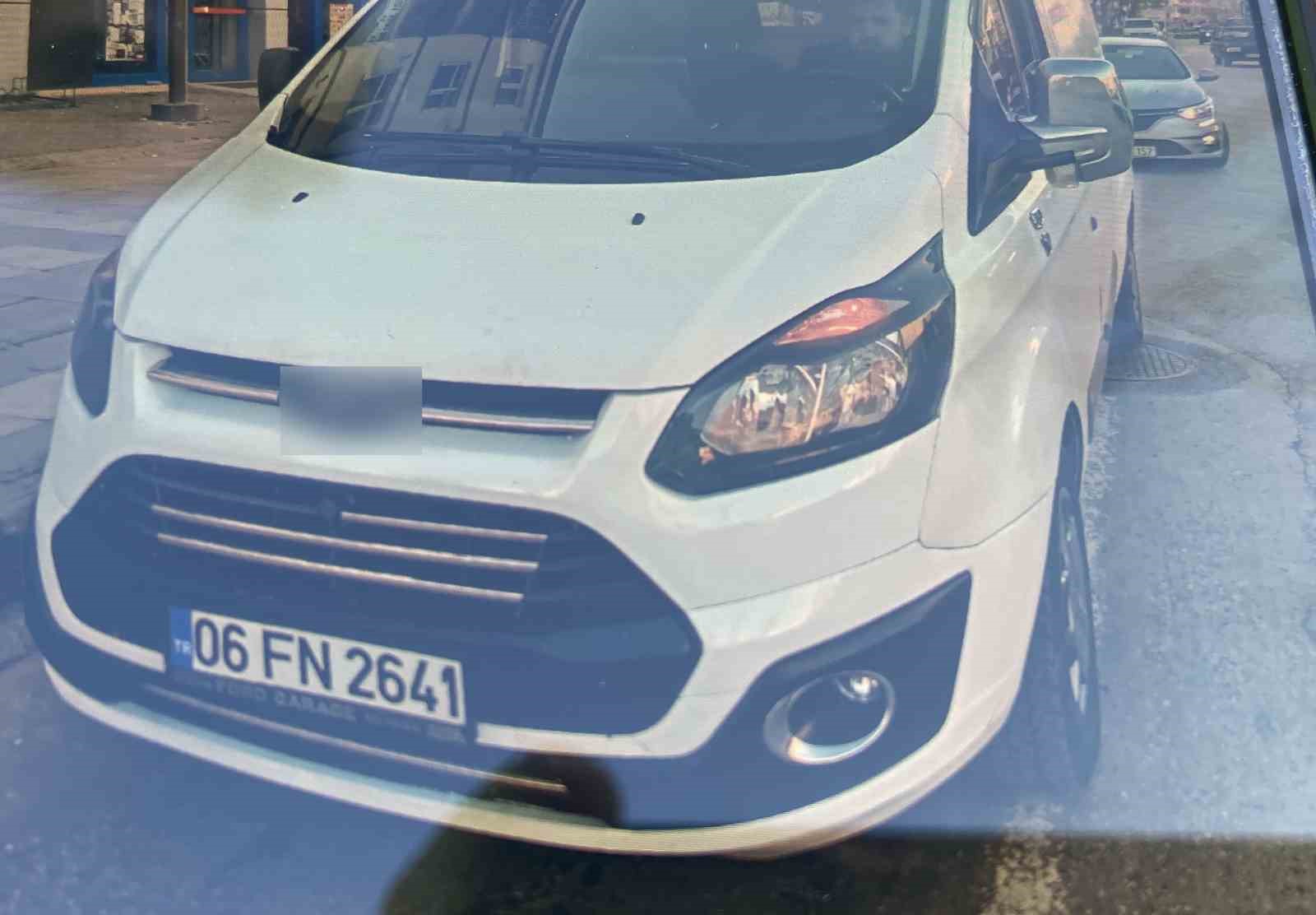 Sahte plakayla yakalandı, &ldquo;Sahte değil&rdquo; deyip y&uuml;z&uuml;n&uuml; kapattı
