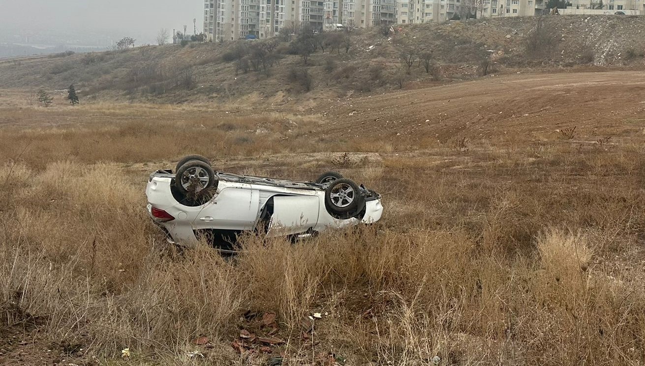 Kayganlaşan yolda kontrolden çıkan otomobil şarampole yuvarlandı